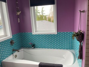 Sèche-cheveux, serviettes fournies, savon, papier toilette