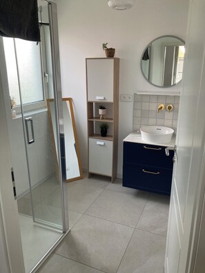 Douche, sèche-cheveux, serviettes fournies, savon