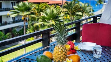 Condo, 1 King Bed with Sofa bed, Lanai, Partial Ocean View (Casa de Emdeko 321) | Property grounds