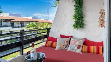 Condo, 1 King Bed with Sofa bed, Lanai, Partial Ocean View (Casa de Emdeko 321) | Property grounds