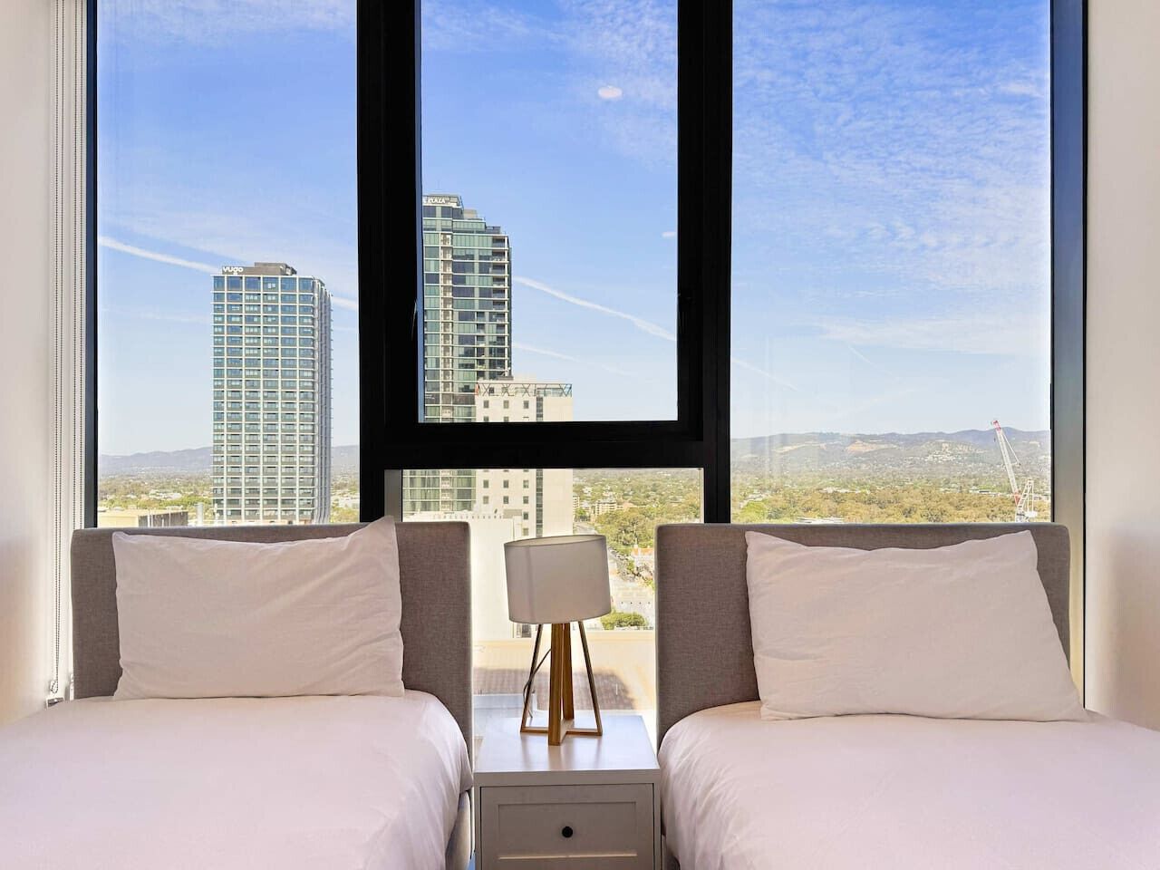 Tabla de planchar con plancha, wifi, ropa de cama