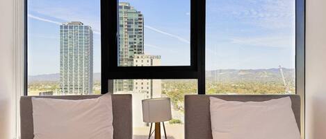 Tabla de planchar con plancha, wifi, ropa de cama