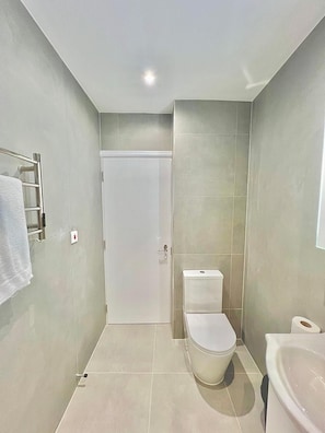Shower, hair dryer, towels - 3 Bedroom Flat in Kings Cross (London)
