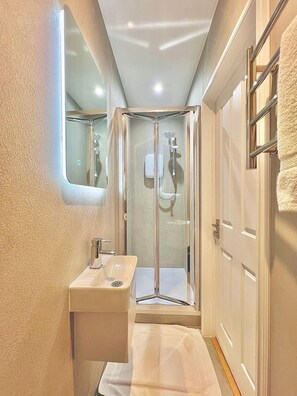 Shower, hair dryer, towels - 3 Bedroom Flat in Kings Cross (London)