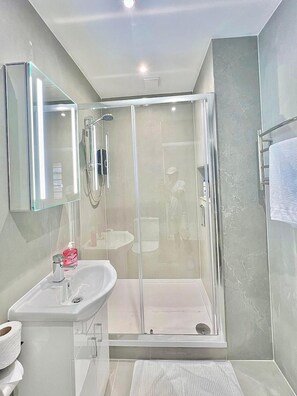 Shower, hair dryer, towels - 3 Bedroom Flat in Kings Cross (London)