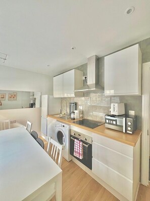 Fridge, microwave, oven, toaster - 3 Bedroom Flat in Kings Cross (London)