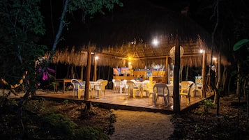 Deluxe Bungalow, Garden View | Outdoor dining