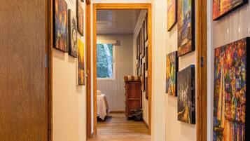 Bungalow familiar | Decoración personalizada, escritorio y espacio para trabajar con laptop