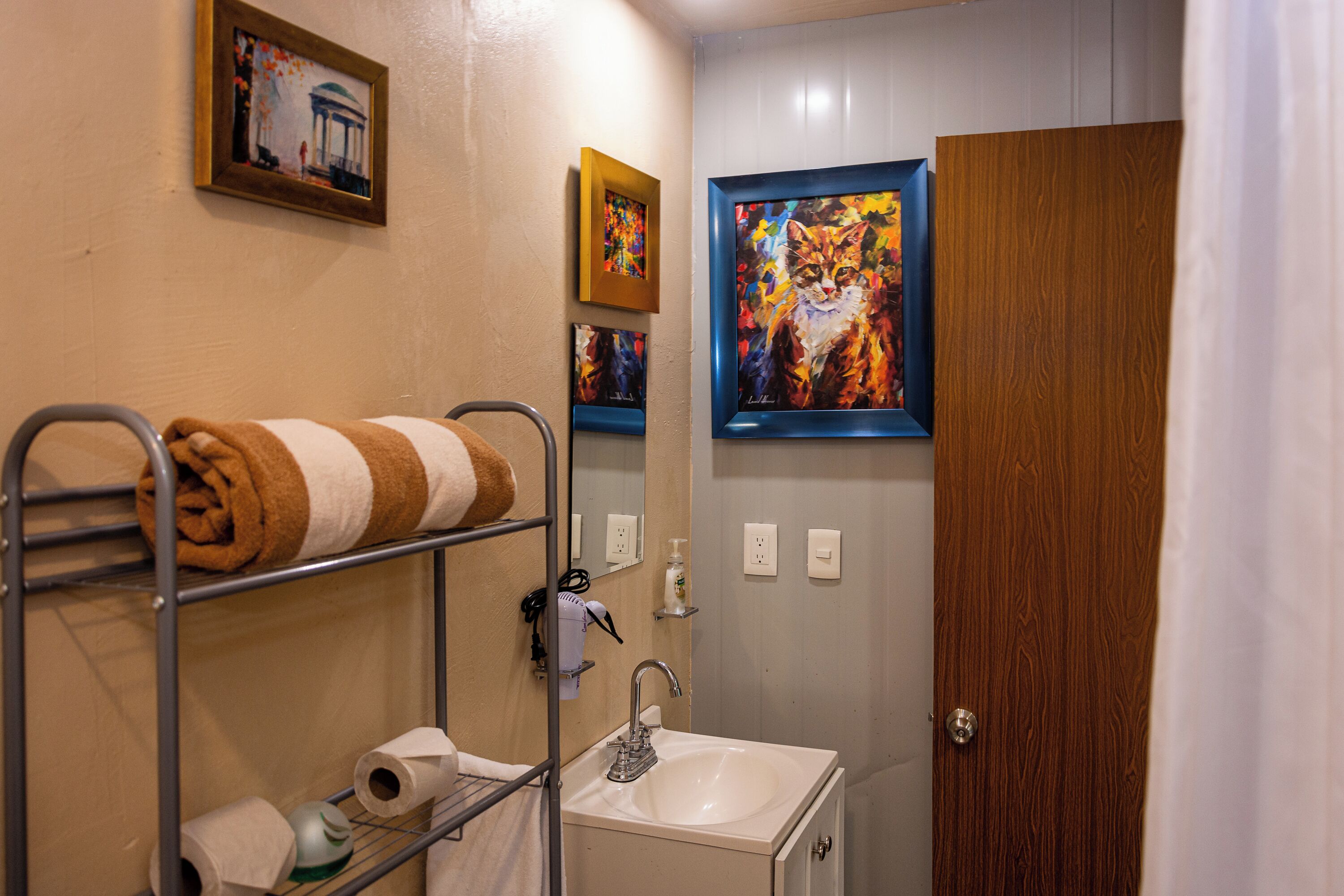 Deluxe Bungalow, Garden View | Bathroom | Free toiletries, hair dryer, towels, soap