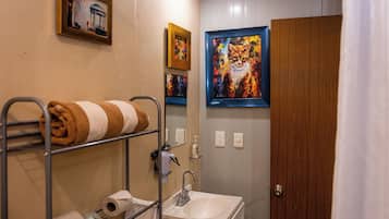 Bungalow Deluxe, vue jardin | Salle de bain | Articles de toilette gratuits, sèche-cheveux, serviettes fournies, savon