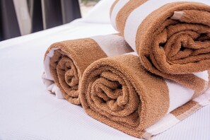 Deluxe Bungalow, Garden View | Bathroom | Shower, free toiletries, hair dryer, towels - When Dream Come true (Akumal)