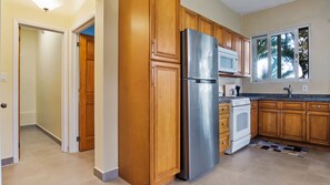 Private kitchen - Peaceful 1-bedroom cottage, Minutes from Magen's Bay! (St Thomas)