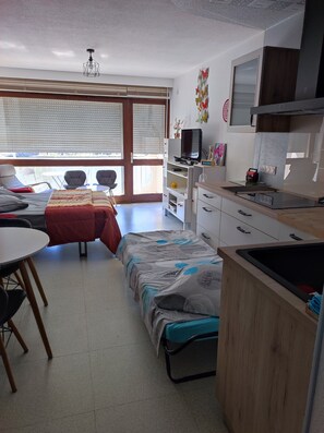 1 habitación, tabla de planchar con plancha, wifi y ropa de cama 