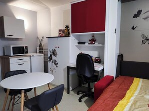 1 slaapkamer, een strijkplank/strijkijzer, wifi, beddengoed