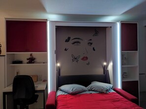 1 dormitorio, tabla de planchar con plancha, wifi y ropa de cama
