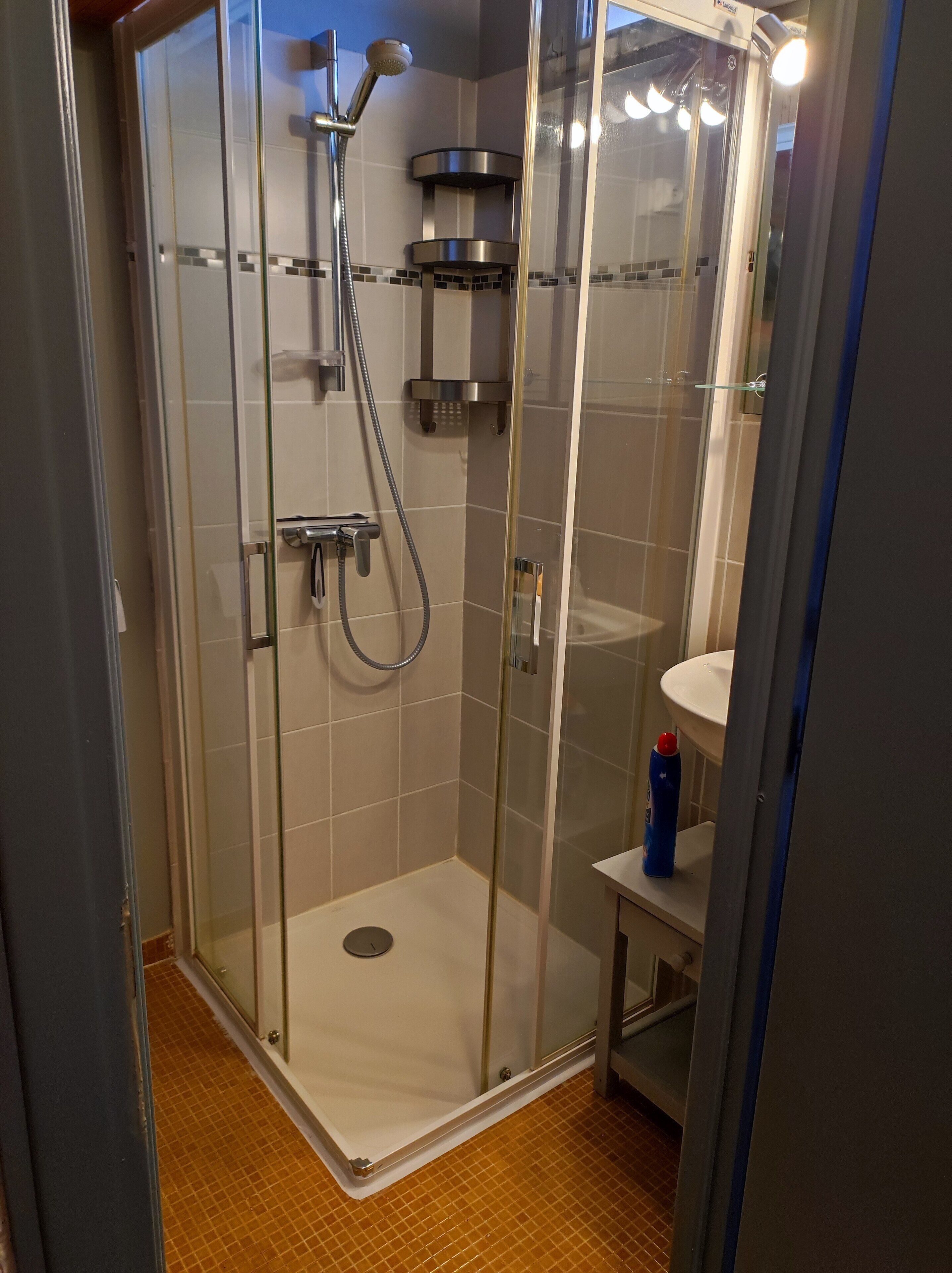 Sèche-cheveux, serviettes fournies, savon, papier toilette