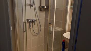 Sèche-cheveux, serviettes fournies, savon, papier toilette