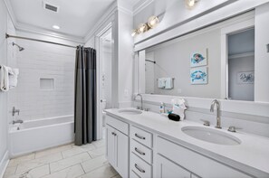 Shower, towels - FlipFlopFun: Free golf cart, 2min to beach, Heated pool steps away, Bunk rooms (Miramar Beach)