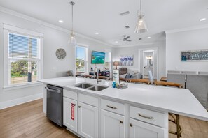 Interior - FlipFlopFun: Free golf cart, 2min to beach, Heated pool steps away, Bunk rooms (Miramar Beach)