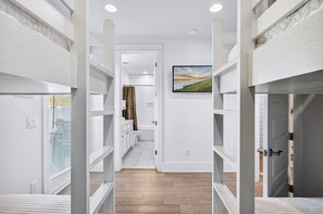 5 bedrooms, iron/ironing board, free WiFi, bed sheets - FlipFlopFun: Free golf cart, 2min to beach, Heated pool steps away, Bunk rooms (Miramar Beach)