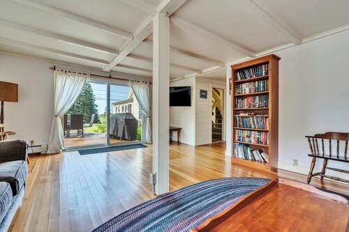 Seaside Farmhouse with Loft in Tenants Harbor, views of Mosquito Head Harbor