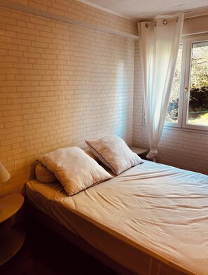 2 sovrum, strykjärn/strykbräda och sängkläder