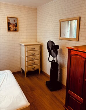 2 bedrooms, iron/ironing board, bed sheets - Seasonal rental on the Cuttoli plain: sea-view apartment. (Cuttoli-Corticchiato)
