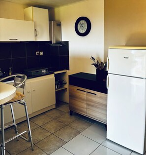 Fridge, microwave, stovetop, coffee/tea maker - Seasonal rental on the Cuttoli plain: sea-view apartment. (Cuttoli-Corticchiato)
