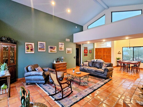 Smart TV, books - Authentic Desert Vibes 3-bedroom house with pool & AC in charming Cave Creek (Cave Creek)
