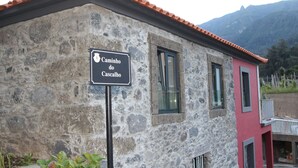 Un edificio in pietra con un cartello che riporta la scritta "Caminho do Casalhao".