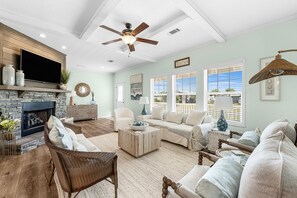 Smart TV - Steps to the Sand – Beach Gear, Boat Parking (Port St Joe)