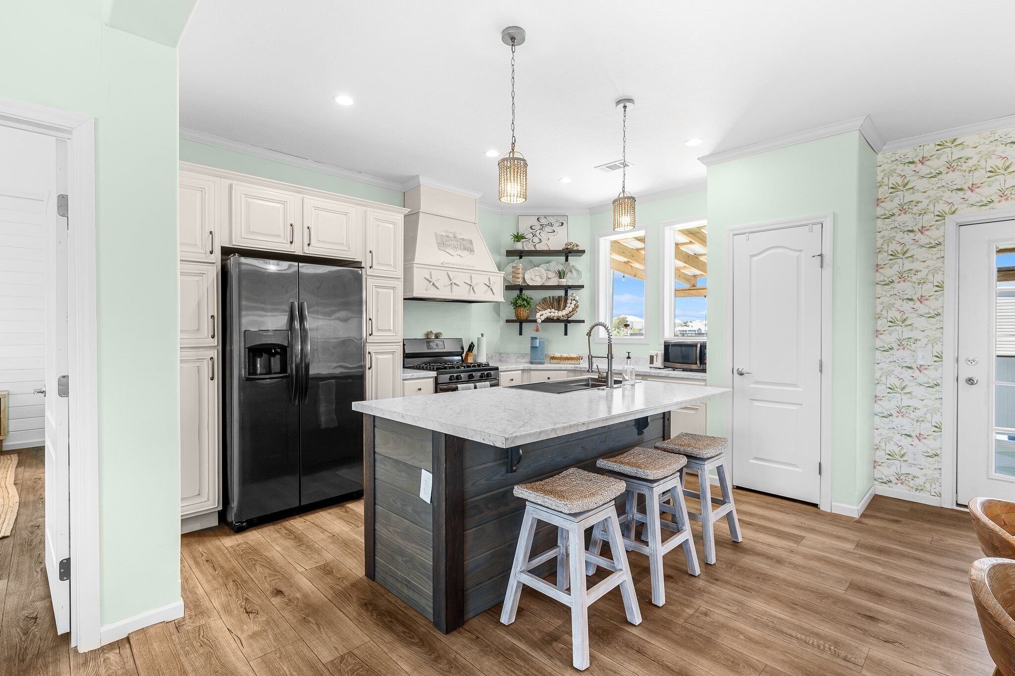 Réfrigérateur, four à micro-ondes, un four, surface de cuisson