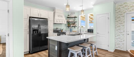 Réfrigérateur, micro-ondes, four, plaque de cuisson