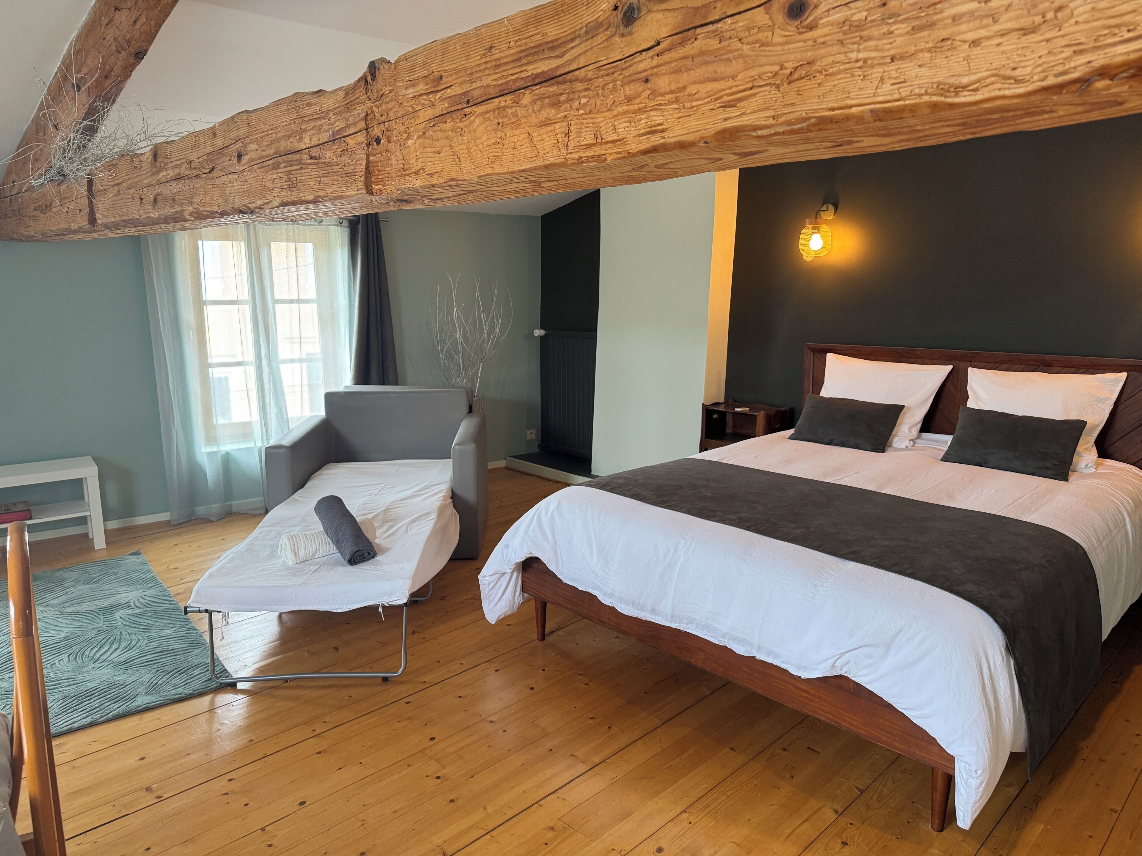 4 bedrooms, iron/ironing board, free WiFi, bed sheets