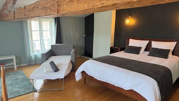 4 bedrooms, iron/ironing board, free WiFi, bed sheets