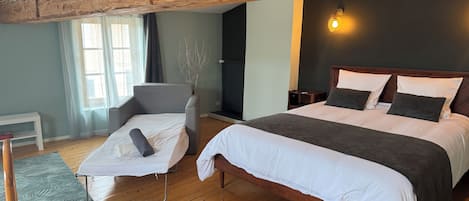 4 bedrooms, iron/ironing board, free WiFi, bed sheets