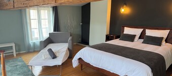 L'Odyssée de Mélyna between Beaujolais and Burgundy - Gite for 12 people in Jullié.