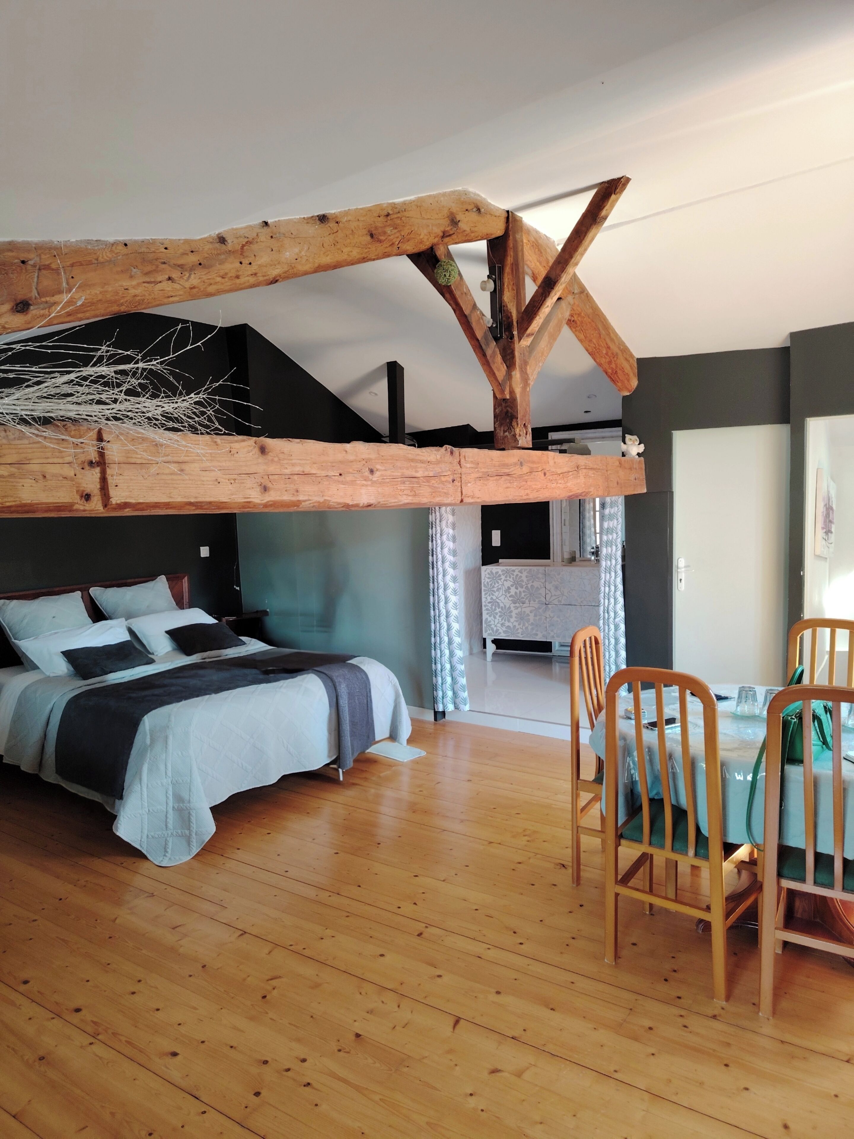 4 bedrooms, iron/ironing board, free WiFi, bed sheets