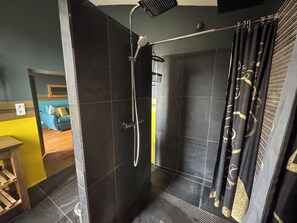 Douche, sèche-cheveux, serviettes fournies, savon