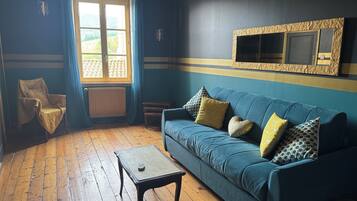 Smart TV, fireplace, video games