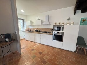 Fridge, microwave, oven, stovetop - L'Odyssée de Mélyna between Beaujolais and Burgundy - Gite for 12 people in Jullié. (Jullié)