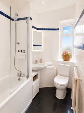 Towels, soap, toilet paper - Paddington Studios • by Oxford Street & Marylebone (London)