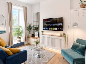 Smart TV - Paddington Studios • by Oxford Street & Marylebone (London)
