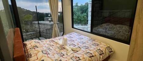 Dobbeltrom, fjellutsikt | Skrivebord for bærbar PC og wi-fi (inkludert)