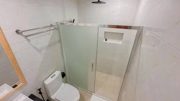 Hiustenkuivaaja, pyyhkeet, saippua, vessapaperi