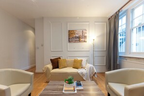 TV - Two Bedroom Flat - Next to West Kensington Station - Pass the Keys (London)