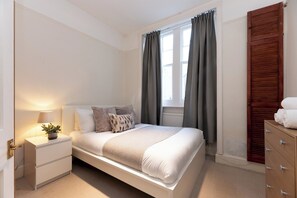 2 bedrooms, iron/ironing board, free WiFi, bed sheets - Two Bedroom Flat - Next to West Kensington Station - Pass the Keys (London)