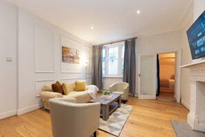 TV - Two Bedroom Flat - Next to West Kensington Station - Pass the Keys (London)