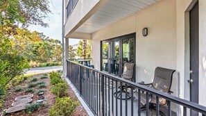 Apartamento, 2 camas de matrimonio, balcón, vistas al jardín (Hidden Lake Condominiums 314) | Terraza o patio