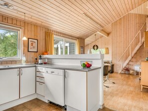 Kühlschrank, Mikrowelle, Geschirrspüler, Kochgeschirr/Geschirr/Besteck